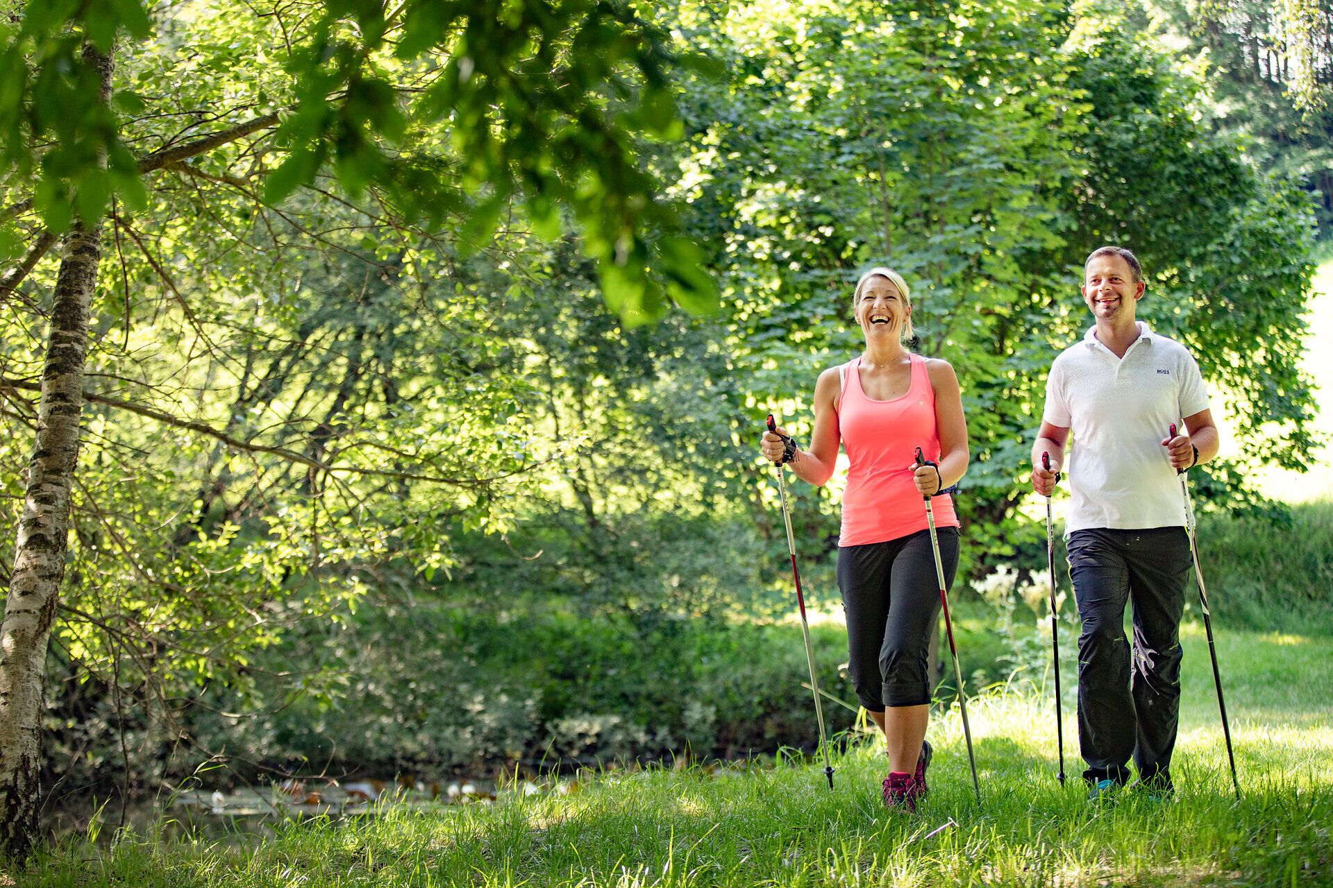 Zwei Nordic-Walker im Kurpark Bad Großpertholz