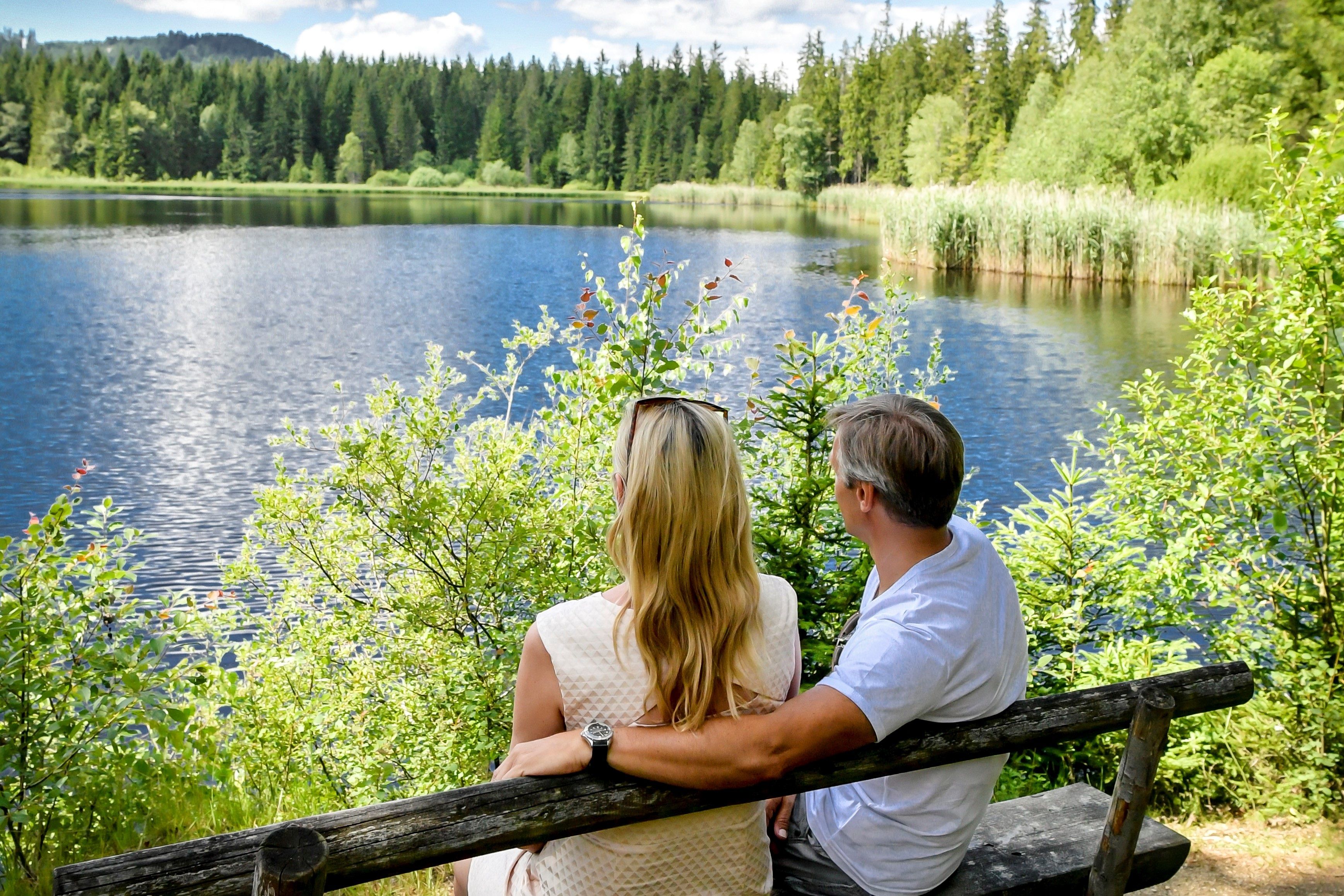 Zwei Personen auf einer Bank am Stierhüblteich bei Karlstift im Naturpark Nordwald