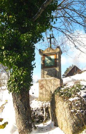 Granitbildstock in winterlicher Landschaft im Naturpark Nordwald
