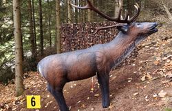 3D-Hirschziel mit großem Geweih des Bogenparcours in einer Waldlandschaft