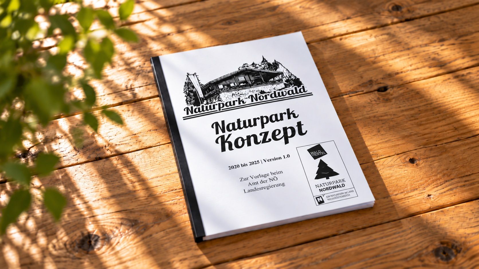 Gebundenes Naturpark-Konzept des Naturparks Nordwald auf einer Holzfläche