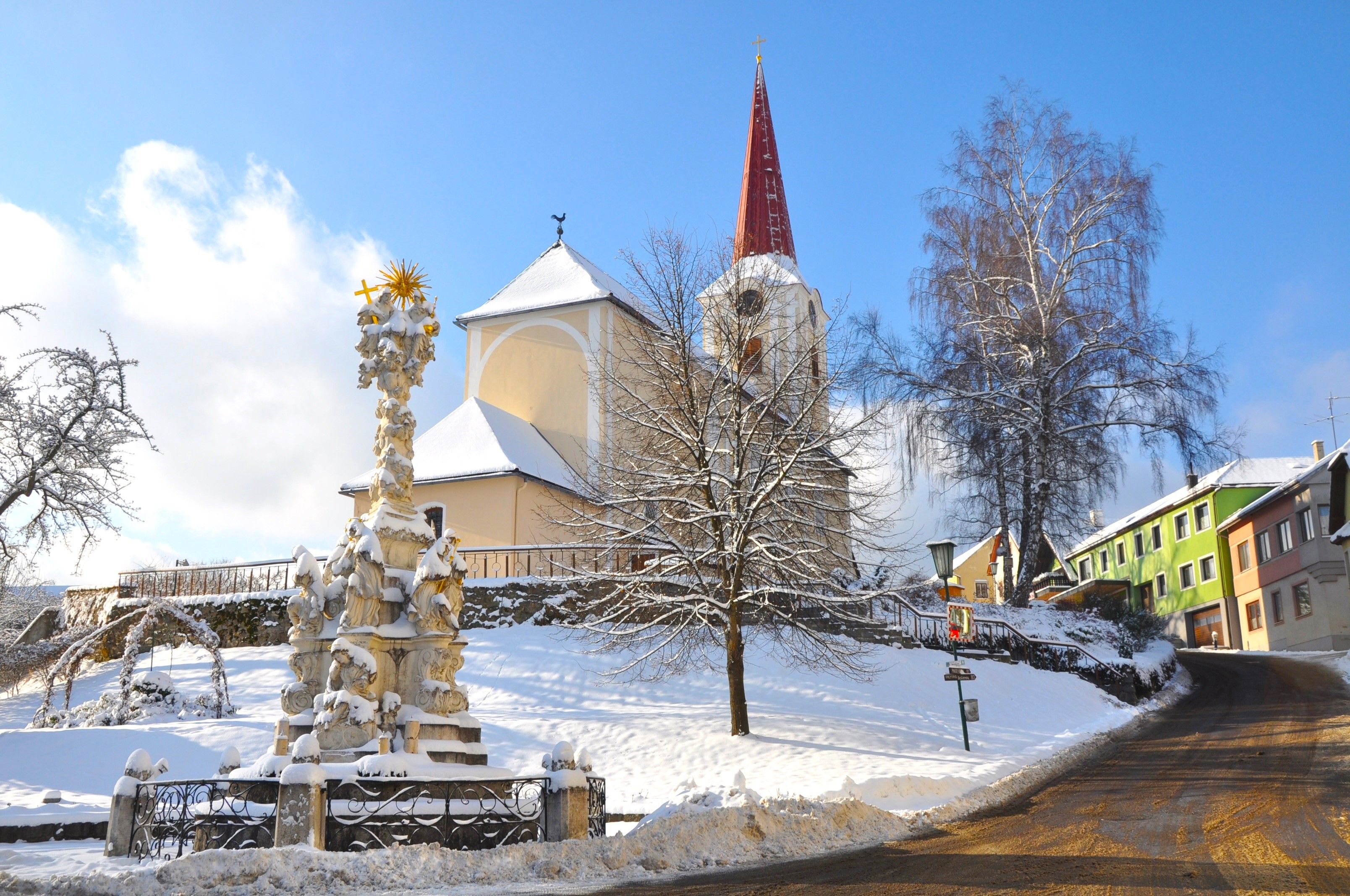 Kirche und Dreifaltigkeitssäule in Bad Großpertholz im Winter
