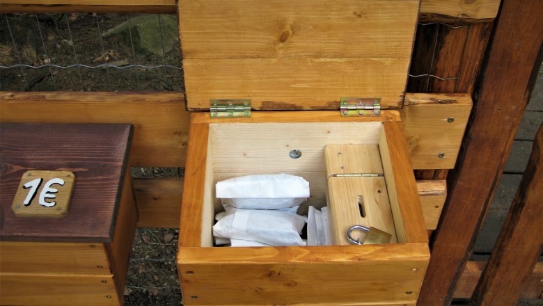 Animal feed box stocked with feed bags, © Verein Naturpark Nordwald