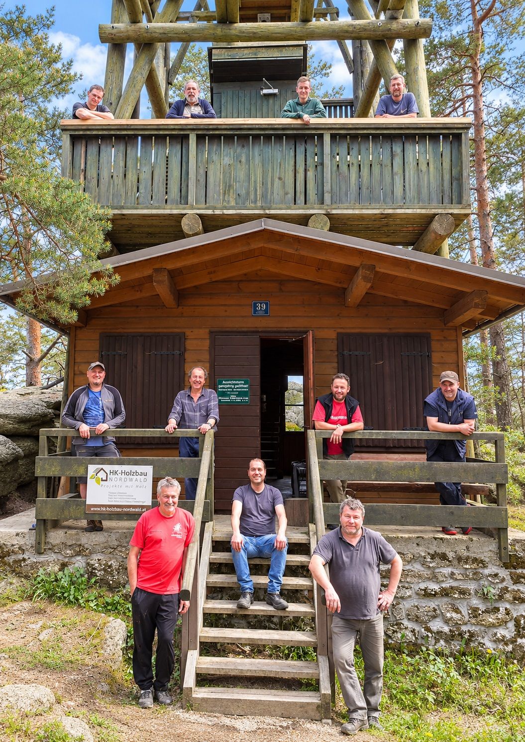 Mitglieder des Naturpark-Teams vor und auf dem Aussichtsturm am Schwarzenberg
