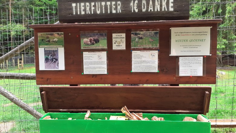 Animal feed box stocked with feed bags, © Verein Naturpark Nordwald