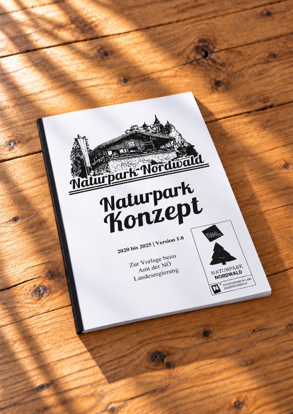 Gebundenes Naturpark-Konzept des Naturparks Nordwald auf einer Holzfläche