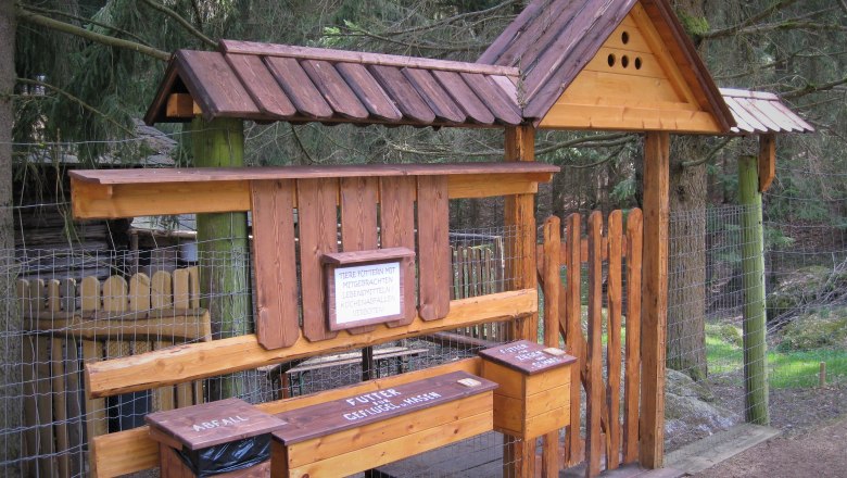 Futterboxen mit Tierfuttersäckchen bestückt, © Verein Naturpark Nordwald