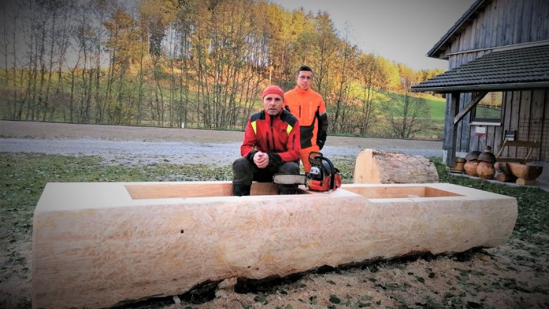 Walter und Benedikt Kapeller mit ihrem Kunstwerk, © Verein Naturpark Nordwald