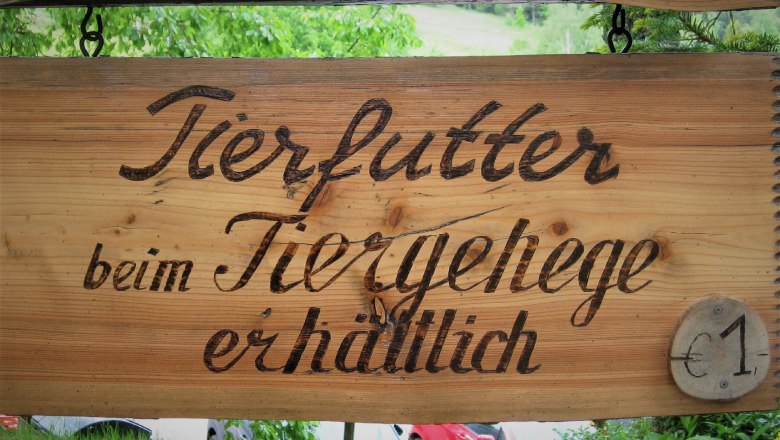 Suitable animal food is available at the enclosures, © Verein Naturpark Nordwald