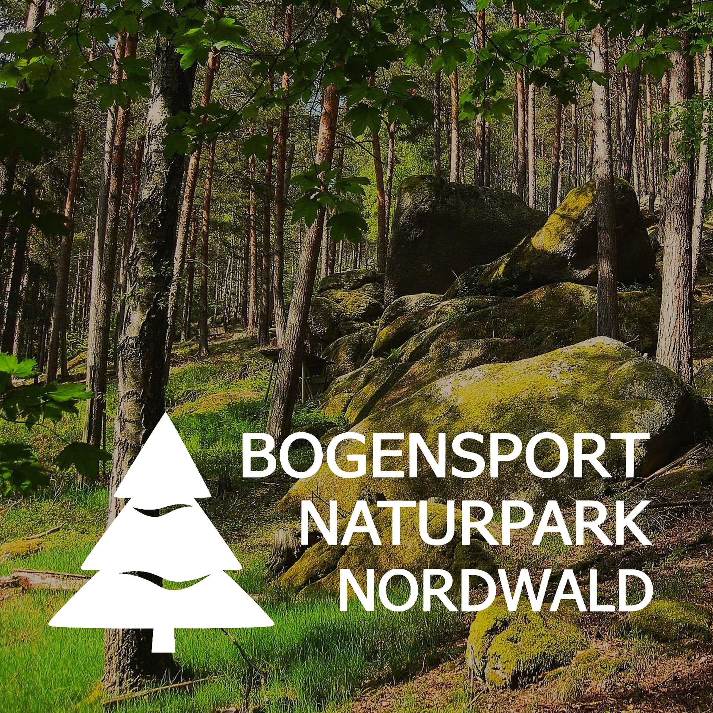 Logo und Schriftzug von Bogensport Naturpark Nordwald vor einem Föhrenwald mit moosbewachsenen Granitblöcken