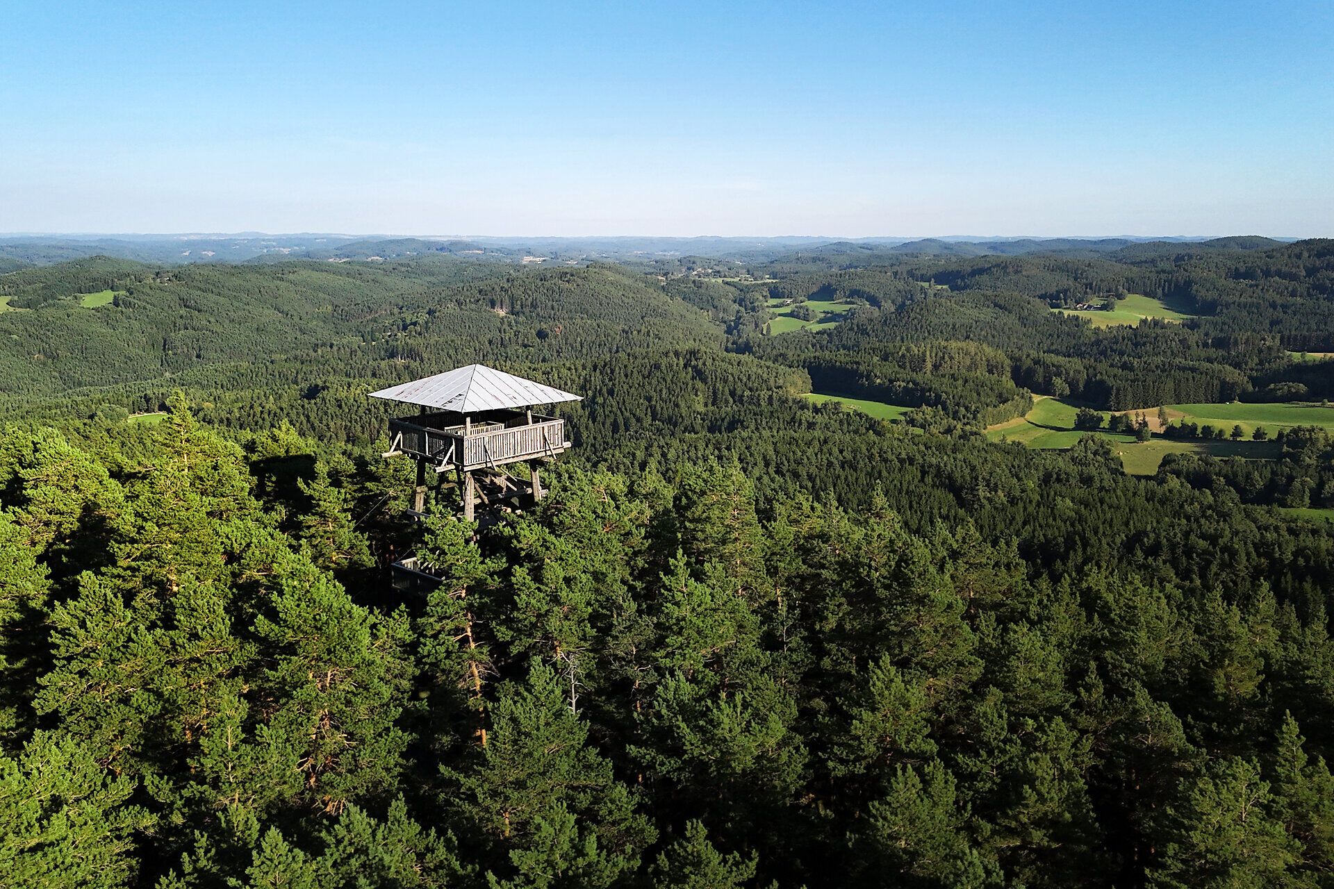 Luftaufnahme des Aussichtsturms am Schwarzenberg mit umgebendem Wald im Naturpark Nordwald